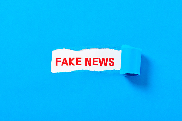 포토 JPG 스튜디오촬영 종이 인터넷 모바일 실내 사람없음 하이앵글 뉴스 파란배경 언론 찢어짐 거짓 소셜네트워크 가짜뉴스 국내포토 뷰포인트 백그라운드 모션 내부 파란색 파일형식