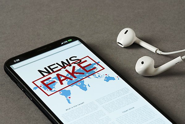 포토 JPG 스튜디오촬영 이어폰 인터넷 회색배경 모바일 실내 근접촬영 사람없음 스마트폰 뉴스 언론 거짓 소셜네트워크 가짜뉴스 국내포토 뷰포인트 음향기기 백그라운드 내부 핸드폰 스마트기기 회색 파일형식