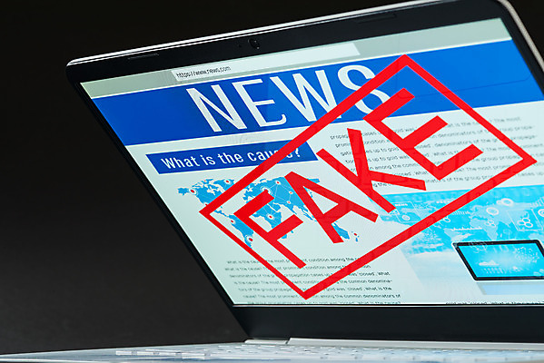 포토 JPG 스튜디오촬영 영어 인터넷 모바일 실내 사람없음 노트북 검은색 뉴스 언론 거짓 소셜네트워크 가짜뉴스 국내포토 문자 컬러 내부 전자제품 파일형식