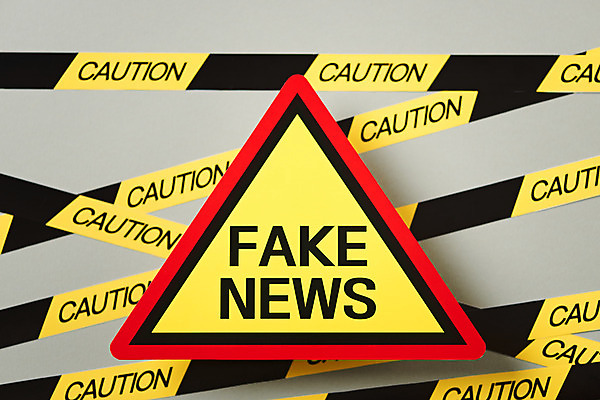 포토 JPG 스튜디오촬영 인터넷 회색배경 모바일 알림판 실내 사람없음 하이앵글 뉴스 언론 거짓 소셜네트워크 가짜뉴스 국내포토 뷰포인트 백그라운드 내부 회색 파일형식