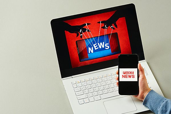 포토 JPG 스튜디오촬영 손 여자 인터넷 회색배경 모바일 실내 들기 신체부위 노트북 스마트폰 한국인 뉴스 언론 거짓 소셜네트워크 가짜뉴스 국내포토 백그라운드 모션 사람 동양인 내부 전자제품 핸드폰 스마트기기 회색 파일형식