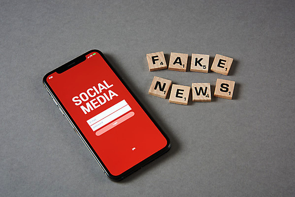 포토 JPG 스튜디오촬영 영어 인터넷 회색배경 모바일 실내 사람없음 스마트폰 퍼즐 뉴스 언론 거짓 소셜네트워크 가짜뉴스 국내포토 문자 백그라운드 내부 핸드폰 스마트기기 회색 파일형식