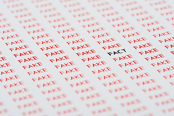 포토 JPG 스튜디오촬영 영어 종이 인터넷 모바일 실내 근접촬영 사람없음 흰색 뉴스 언론 거짓 소셜네트워크 진실 가짜뉴스 국내포토 문자 뷰포인트 컬러 내부 파일형식