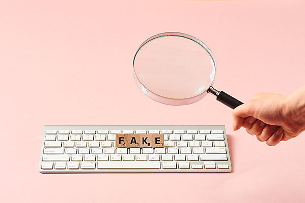 포토 JPG 스튜디오촬영 손 여자 분홍색 돋보기 모바일 실내 들기 신체부위 키보드 뉴스 언론 거짓 소셜네트워크 분홍색배경 가짜뉴스 국내포토 컬러 백그라운드 모션 사람 내부 파일형식