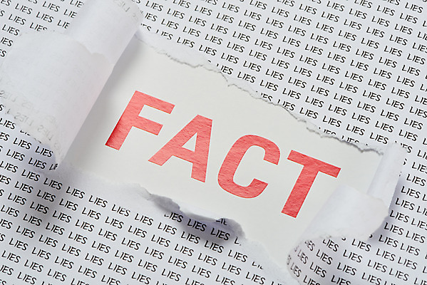 포토 JPG 스튜디오촬영 영어 종이 인터넷 모바일 실내 근접촬영 사람없음 흰색 뉴스 언론 찢어짐 거짓 소셜네트워크 가짜뉴스 국내포토 문자 뷰포인트 컬러 모션 내부 파일형식