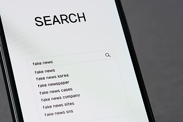 포토 JPG 스튜디오촬영 인터넷 회색배경 모바일 실내 근접촬영 사람없음 스마트폰 뉴스 검색 언론 거짓 소셜네트워크 가짜뉴스 국내포토 뷰포인트 백그라운드 내부 핸드폰 스마트기기 회색 파일형식