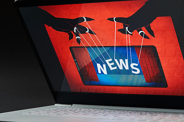 포토 JPG 스튜디오촬영 영어 인터넷 모바일 실내 사람없음 노트북 검은색 뉴스 언론 거짓 소셜네트워크 가짜뉴스 국내포토 문자 컬러 내부 전자제품 파일형식