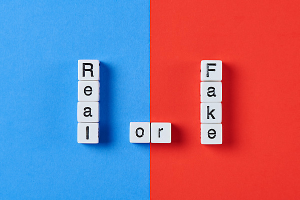 포토 JPG 스튜디오촬영 영어 인터넷 모바일 실내 사람없음 하이앵글 퍼즐 비교 뉴스 파란배경 언론 거짓 빨간배경 소셜네트워크 가짜뉴스 국내포토 문자 뷰포인트 백그라운드 컨셉 내부 빨간색 파란색 파일형식