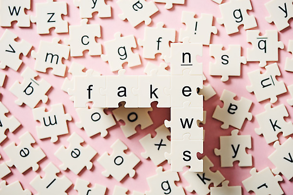 포토 JPG 스튜디오촬영 영어 분홍색 인터넷 모바일 실내 사람없음 하이앵글 퍼즐 뉴스 언론 거짓 소셜네트워크 진실 가짜뉴스 국내포토 문자 뷰포인트 컬러 내부 파일형식