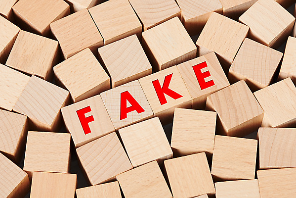 포토 JPG 스튜디오촬영 영어 인터넷 모바일 실내 사람없음 하이앵글 갈색 퍼즐 뉴스 언론 거짓 소셜네트워크 나무블록 가짜뉴스 국내포토 문자 뷰포인트 컬러 내부 목재 블록 파일형식