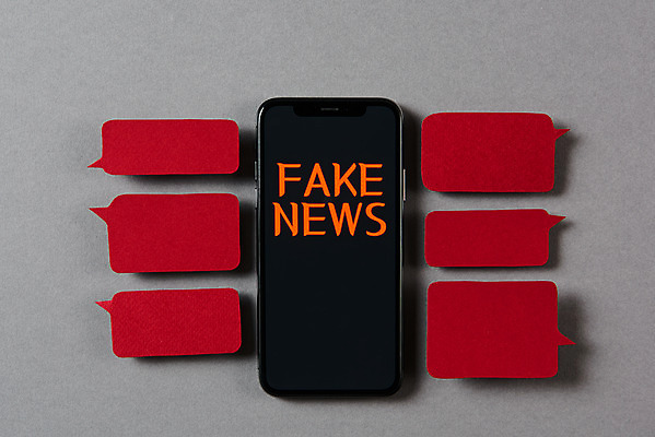 포토 JPG 스튜디오촬영 말풍선 인터넷 회색배경 모바일 실내 사람없음 스마트폰 하이앵글 뉴스 언론 거짓 소셜네트워크 가짜뉴스 국내포토 뷰포인트 백그라운드 내부 핸드폰 스마트기기 회색 파일형식