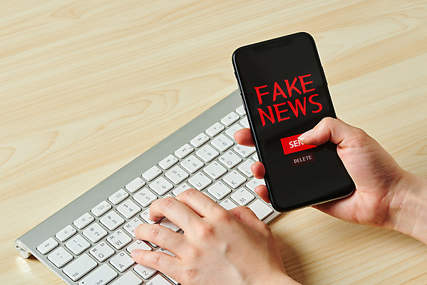 포토 JPG 스튜디오촬영 손 영어 여자 인터넷 모바일 실내 신체부위 스마트폰 갈색 한국인 키보드 뉴스 언론 거짓 소셜네트워크 가짜뉴스 국내포토 문자 컬러 사람 동양인 내부 핸드폰 스마트기기 파일형식