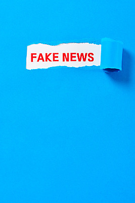 포토 JPG 스튜디오촬영 종이 인터넷 모바일 실내 사람없음 하이앵글 뉴스 파란배경 언론 찢어짐 거짓 소셜네트워크 가짜뉴스 국내포토 뷰포인트 백그라운드 모션 내부 파란색 파일형식