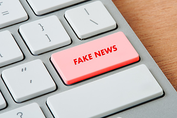 포토 JPG 스튜디오촬영 영어 인터넷 모바일 실내 근접촬영 사람없음 갈색 키보드 뉴스 언론 거짓 소셜네트워크 가짜뉴스 국내포토 문자 뷰포인트 컬러 내부 파일형식