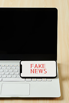 포토 JPG 스튜디오촬영 영어 인터넷 모바일 실내 사람없음 노트북 스마트폰 갈색 뉴스 언론 거짓 소셜네트워크 가짜뉴스 국내포토 문자 컬러 내부 전자제품 핸드폰 스마트기기 파일형식