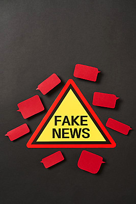 포토 JPG 스튜디오촬영 영어 말풍선 인터넷 검은배경 모바일 알림판 실내 사람없음 하이앵글 검은색 뉴스 언론 거짓 소셜네트워크 가짜뉴스 국내포토 문자 뷰포인트 컬러 백그라운드 내부 파일형식