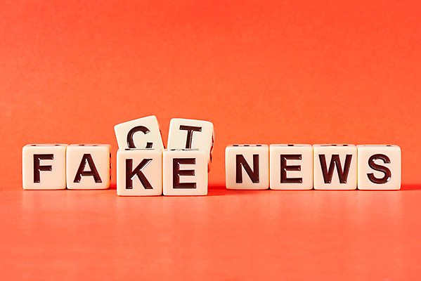 포토 JPG 스튜디오촬영 영어 인터넷 모바일 실내 사람없음 빨간색 퍼즐 뉴스 언론 거짓 빨간배경 소셜네트워크 가짜뉴스 국내포토 문자 컬러 백그라운드 내부 파일형식