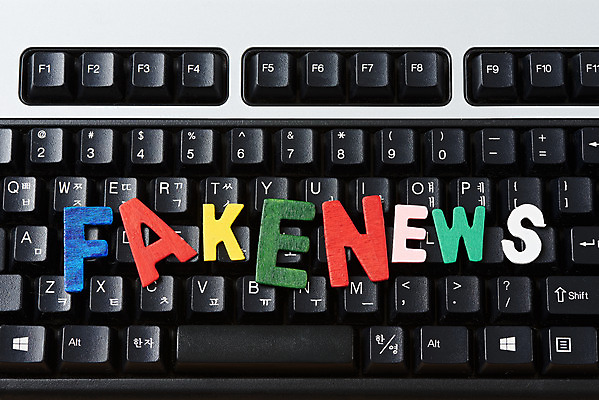 포토 JPG 스튜디오촬영 영어 인터넷 모바일 실내 사람없음 하이앵글 검은색 키보드 뉴스 언론 거짓 소셜네트워크 가짜뉴스 국내포토 문자 뷰포인트 컬러 내부 파일형식