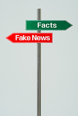 포토 JPG 스튜디오촬영 화살표 인터넷 회색배경 모바일 실내 사람없음 표지판 뉴스 언론 거짓 방향표지판 소셜네트워크 가짜뉴스 국내포토 백그라운드 알림판 내부 회색 파일형식