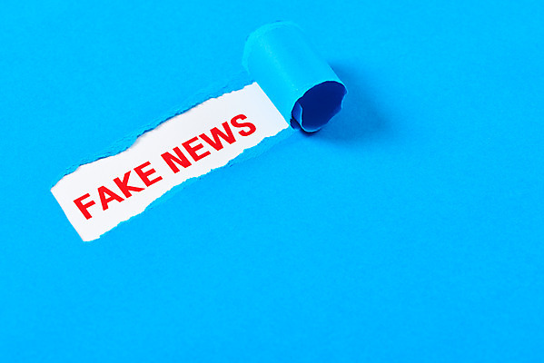 포토 JPG 스튜디오촬영 종이 인터넷 모바일 실내 사람없음 하이앵글 뉴스 파란배경 언론 찢어짐 거짓 소셜네트워크 가짜뉴스 국내포토 뷰포인트 백그라운드 모션 내부 파란색 파일형식