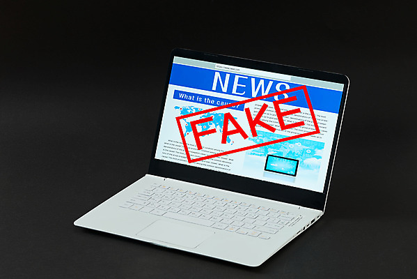 포토 JPG 스튜디오촬영 영어 인터넷 검은배경 모바일 실내 사람없음 노트북 검은색 뉴스 언론 거짓 소셜네트워크 가짜뉴스 국내포토 문자 컬러 백그라운드 내부 전자제품 파일형식