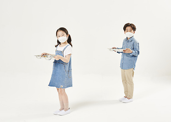 포토 JPG 스튜디오촬영 전신 여자 남자 어린이라이프 초등학생 어린이 실내 마스크 서기 들기 안전 소녀 소년 두명 옆모습 스쿨라이프 식사 한국인 흰배경 예방 점심 식판 급식 어린이만 사회적거리두기 비말감염 국내포토 학생 라이프스타일 캠페인 뷰포인트 백그라운드 학교 모션 사람 동양인 내부 흰색 감염 파일형식