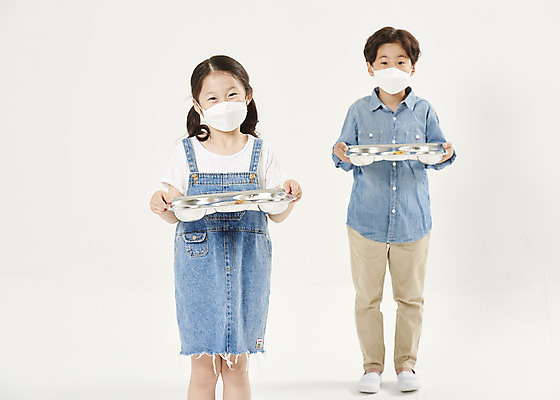 포토 JPG 스튜디오촬영 전신 여자 남자 어린이라이프 초등학생 어린이 실내 마스크 서기 들기 안전 소녀 소년 상반신 두명 앞모습 스쿨라이프 식사 한국인 흰배경 예방 점심 식판 급식 어린이만 사회적거리두기 비말감염 국내포토 학생 라이프스타일 캠페인 뷰포인트 백그라운드 학교 모션 사람 동양인 내부 흰색 감염 파일형식