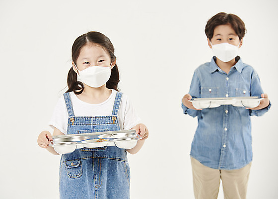 포토 JPG 스튜디오촬영 여자 남자 어린이라이프 초등학생 어린이 실내 마스크 서기 들기 안전 소녀 소년 상반신 두명 앞모습 스쿨라이프 식사 한국인 흰배경 예방 점심 식판 급식 어린이만 사회적거리두기 비말감염 국내포토 학생 라이프스타일 캠페인 뷰포인트 백그라운드 학교 모션 사람 동양인 내부 흰색 감염 파일형식