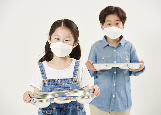 포토 JPG 스튜디오촬영 여자 남자 어린이라이프 초등학생 어린이 실내 마스크 서기 들기 안전 소녀 소년 상반신 두명 앞모습 스쿨라이프 식사 한국인 흰배경 예방 점심 식판 급식 어린이만 사회적거리두기 비말감염 국내포토 학생 라이프스타일 캠페인 뷰포인트 백그라운드 학교 모션 사람 동양인 내부 흰색 감염 파일형식