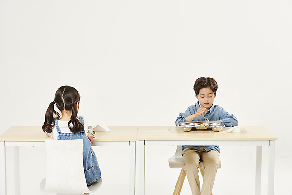 포토 JPG 스튜디오촬영 여자 남자 어린이라이프 초등학생 어린이 실내 안전 앉기 소녀 소년 상반신 두명 앞모습 뒷모습 스쿨라이프 식사 한국인 흰배경 예방 점심 식판 급식 어린이만 사회적거리두기 비말감염 국내포토 학생 라이프스타일 캠페인 뷰포인트 백그라운드 학교 모션 사람 동양인 내부 흰색 감염 파일형식