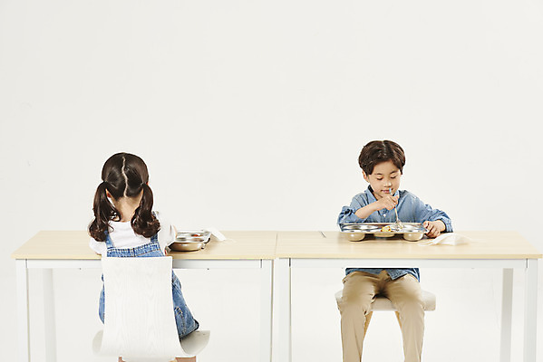 포토 JPG 스튜디오촬영 여자 남자 어린이라이프 초등학생 어린이 실내 안전 앉기 소녀 소년 상반신 두명 앞모습 뒷모습 스쿨라이프 식사 한국인 흰배경 예방 점심 식판 급식 어린이만 사회적거리두기 비말감염 국내포토 학생 라이프스타일 캠페인 뷰포인트 백그라운드 학교 모션 사람 동양인 내부 흰색 감염 파일형식