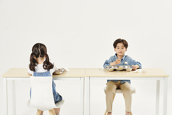 포토 JPG 스튜디오촬영 여자 남자 어린이라이프 초등학생 어린이 실내 안전 앉기 소녀 소년 상반신 두명 앞모습 뒷모습 스쿨라이프 식사 한국인 흰배경 예방 점심 식판 급식 어린이만 사회적거리두기 비말감염 국내포토 학생 라이프스타일 캠페인 뷰포인트 백그라운드 학교 모션 사람 동양인 내부 흰색 감염 파일형식