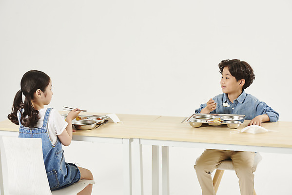 포토 JPG 스튜디오촬영 여자 남자 어린이라이프 초등학생 어린이 실내 안전 앉기 소녀 소년 상반신 두명 앞모습 뒷모습 스쿨라이프 식사 한국인 흰배경 예방 점심 식판 급식 어린이만 사회적거리두기 비말감염 국내포토 학생 라이프스타일 캠페인 뷰포인트 백그라운드 학교 모션 사람 동양인 내부 흰색 감염 파일형식