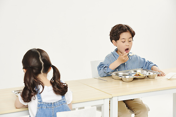 포토 JPG 스튜디오촬영 여자 남자 어린이라이프 초등학생 어린이 실내 안전 앉기 소녀 소년 상반신 두명 앞모습 뒷모습 스쿨라이프 식사 한국인 흰배경 예방 점심 식판 급식 어린이만 사회적거리두기 비말감염 국내포토 학생 라이프스타일 캠페인 뷰포인트 백그라운드 학교 모션 사람 동양인 내부 흰색 감염 파일형식