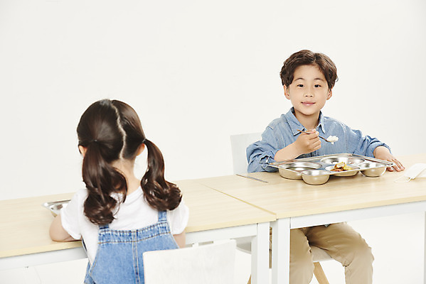 포토 JPG 스튜디오촬영 여자 남자 어린이라이프 초등학생 어린이 실내 미소 안전 앉기 소녀 소년 상반신 두명 앞모습 뒷모습 스쿨라이프 식사 한국인 흰배경 예방 점심 식판 급식 어린이만 사회적거리두기 비말감염 국내포토 학생 라이프스타일 캠페인 뷰포인트 백그라운드 학교 모션 표정 사람 동양인 내부 흰색 감염 파일형식