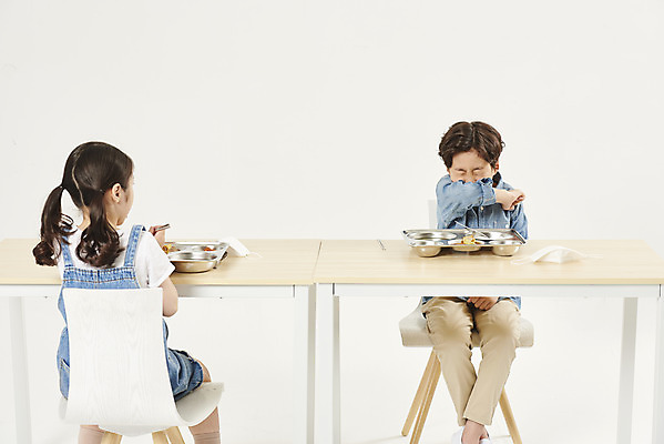 포토 JPG 스튜디오촬영 여자 남자 어린이라이프 초등학생 어린이 실내 안전 앉기 소녀 소년 상반신 두명 앞모습 뒷모습 스쿨라이프 식사 한국인 흰배경 예방 점심 입가림 식판 급식 기침 어린이만 사회적거리두기 비말감염 국내포토 학생 라이프스타일 캠페인 뷰포인트 백그라운드 학교 모션 사람 동양인 내부 흰색 가림 감염 파일형식