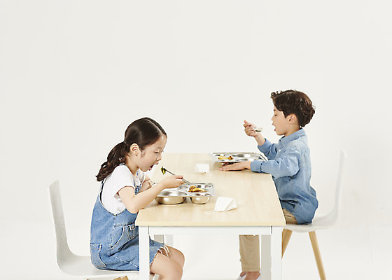 포토 JPG 스튜디오촬영 여자 남자 어린이라이프 초등학생 어린이 실내 안전 앉기 소녀 소년 상반신 두명 옆모습 스쿨라이프 식사 한국인 흰배경 예방 점심 식판 급식 어린이만 사회적거리두기 비말감염 국내포토 학생 라이프스타일 캠페인 뷰포인트 백그라운드 학교 모션 사람 동양인 내부 흰색 감염 파일형식