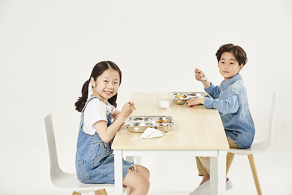 포토 JPG 스튜디오촬영 여자 남자 어린이라이프 초등학생 어린이 실내 안전 앉기 소녀 소년 상반신 두명 옆모습 스쿨라이프 식사 한국인 흰배경 예방 점심 식판 급식 어린이만 사회적거리두기 비말감염 국내포토 학생 라이프스타일 캠페인 뷰포인트 백그라운드 학교 모션 사람 동양인 내부 흰색 감염 파일형식