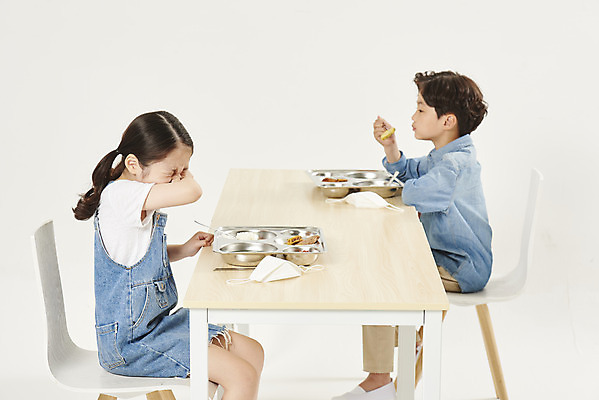 포토 JPG 스튜디오촬영 여자 남자 어린이라이프 초등학생 어린이 실내 안전 앉기 소녀 소년 상반신 두명 옆모습 스쿨라이프 식사 한국인 흰배경 예방 점심 입가림 식판 급식 기침 어린이만 사회적거리두기 비말감염 국내포토 학생 라이프스타일 캠페인 뷰포인트 백그라운드 학교 모션 사람 동양인 내부 흰색 가림 감염 파일형식