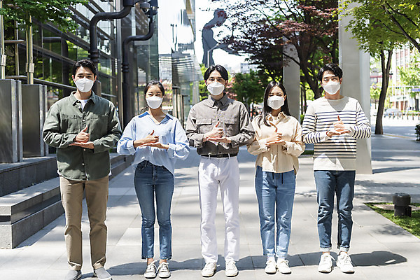 포토 JPG 주간 전신 여자 남자 비즈니스 협력 마스크 서기 손짓 여러명 20대 성인 야외 앞모습 30대 한국인 성인만 덕분에챌린지 챌린지 델타변이바이러스 국내포토 자연요소 캠페인 뷰포인트 다수 모션 사람 동양인 청년 장년 바이러스 파일형식