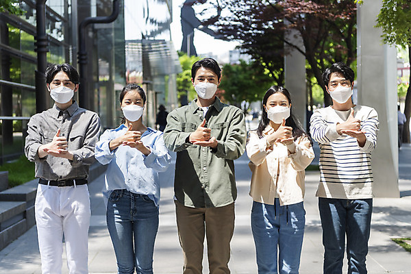 포토 JPG 주간 여자 남자 비즈니스 협력 마스크 서기 손짓 여러명 상반신 20대 성인 야외 앞모습 30대 한국인 성인만 덕분에챌린지 챌린지 델타변이바이러스 국내포토 자연요소 캠페인 뷰포인트 다수 모션 사람 동양인 청년 장년 바이러스 파일형식