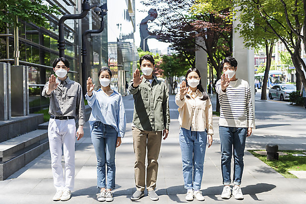 포토 JPG 주간 전신 여자 남자 비즈니스 협력 마스크 서기 손짓 여러명 20대 성인 야외 앞모습 30대 한국인 반대 성인만 델타변이바이러스 국내포토 자연요소 뷰포인트 다수 모션 사람 동양인 청년 장년 바이러스 파일형식