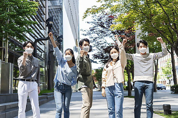 포토 JPG 주간 여자 남자 비즈니스 응원 협력 마스크 서기 여러명 상반신 20대 성인 야외 앞모습 옆모습 30대 파이팅 주먹 한국인 격려 성인만 비말감염 델타변이바이러스 국내포토 자연요소 감정 뷰포인트 다수 모션 사람 동양인 청년 장년 바이러스 감염 파일형식