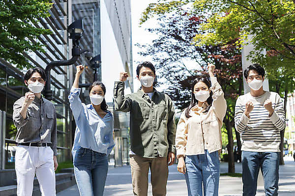 포토 JPG 주간 여자 남자 비즈니스 응원 협력 마스크 서기 여러명 상반신 20대 성인 야외 앞모습 30대 파이팅 주먹 한국인 격려 성인만 비말감염 델타변이바이러스 국내포토 자연요소 감정 뷰포인트 다수 모션 사람 동양인 청년 장년 바이러스 감염 파일형식