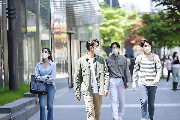 포토 JPG 주간 여자 남자 비즈니스 협력 마스크 여러명 상반신 20대 성인 야외 일상 앞모습 30대 걷기 한국인 출근 성인만 델타변이바이러스 국내포토 자연요소 뷰포인트 다수 모션 사람 동양인 청년 라이프 장년 바이러스 출퇴근 파일형식