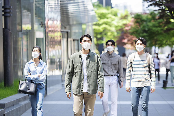 포토 JPG 주간 여자 남자 비즈니스 협력 마스크 여러명 상반신 20대 성인 야외 일상 앞모습 30대 걷기 한국인 출근 성인만 델타변이바이러스 국내포토 자연요소 뷰포인트 다수 모션 사람 동양인 청년 라이프 장년 바이러스 출퇴근 파일형식