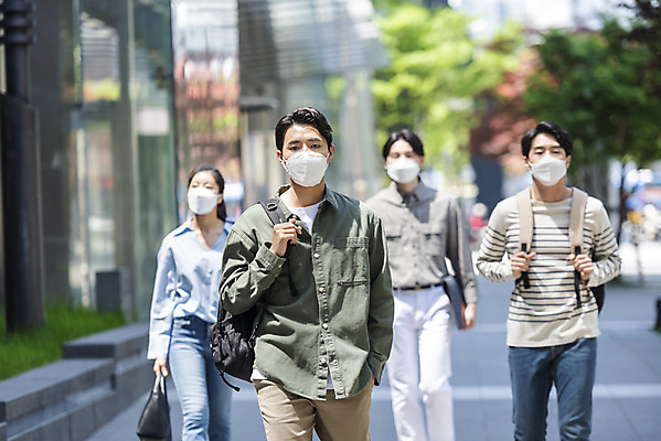 포토 JPG 주간 여자 남자 비즈니스 협력 마스크 여러명 상반신 20대 성인 야외 일상 앞모습 30대 걷기 한국인 출근 성인만 델타변이바이러스 국내포토 자연요소 뷰포인트 다수 모션 사람 동양인 청년 라이프 장년 바이러스 출퇴근 파일형식