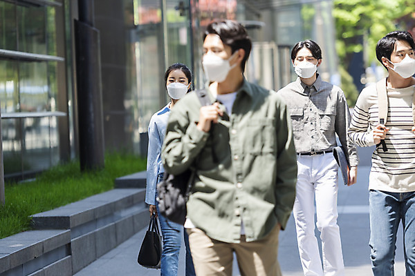 포토 JPG 주간 여자 남자 비즈니스 협력 마스크 여러명 상반신 20대 성인 야외 일상 앞모습 30대 걷기 한국인 출근 성인만 델타변이바이러스 국내포토 자연요소 뷰포인트 다수 모션 사람 동양인 청년 라이프 장년 바이러스 출퇴근 파일형식