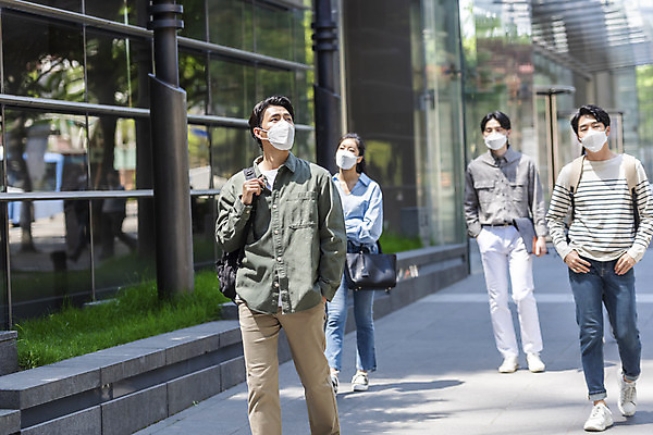 포토 JPG 주간 전신 여자 남자 비즈니스 협력 마스크 여러명 상반신 20대 성인 야외 일상 앞모습 30대 걷기 한국인 출근 성인만 델타변이바이러스 국내포토 자연요소 뷰포인트 다수 모션 사람 동양인 청년 라이프 장년 바이러스 출퇴근 파일형식