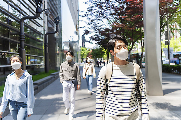 포토 JPG 주간 전신 여자 남자 비즈니스 협력 마스크 여러명 상반신 20대 성인 야외 일상 앞모습 30대 걷기 한국인 출근 성인만 델타변이바이러스 국내포토 자연요소 뷰포인트 다수 모션 사람 동양인 청년 라이프 장년 바이러스 출퇴근 파일형식